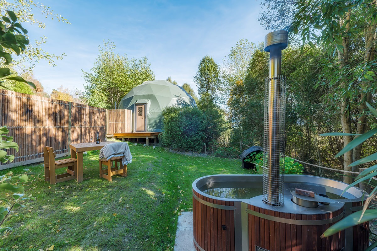 Dumblane Geodome outside dining and hot tub